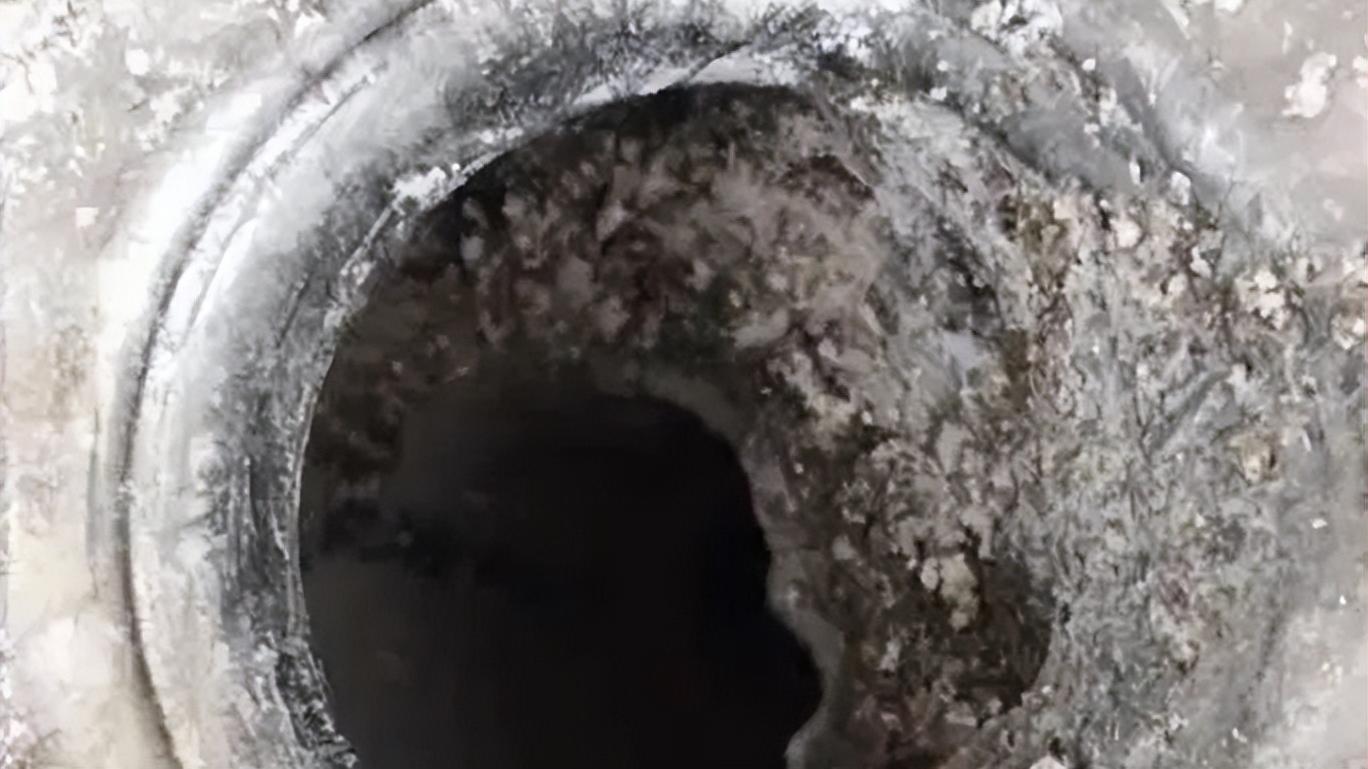 地砖铺好，师傅说地漏堵了，而把电工找来后，他掉头就走