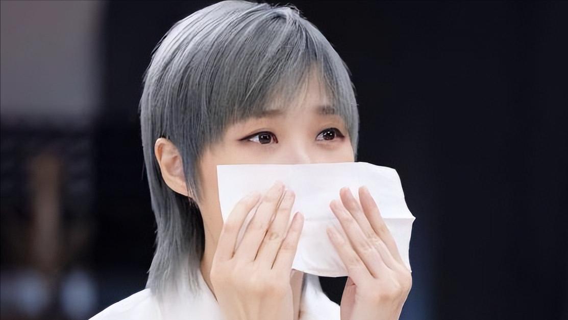 |李宇春自曝患上“不死的癌症”强直性脊柱炎，需轮椅才能行走