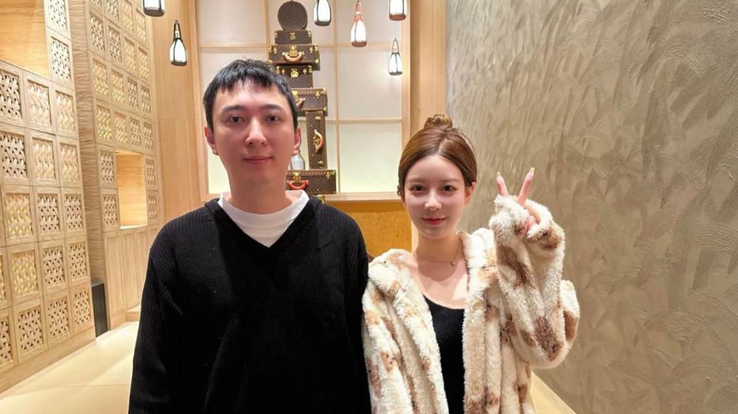 王思聪|王思聪与富婆合照脸变红，女方穿睡衣关系引争议，网友：他习惯网红