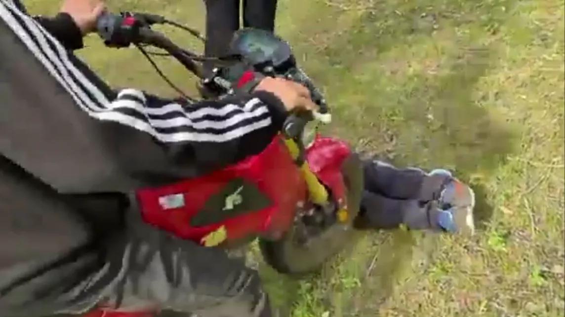 数位小伙子在树林里群殴一小孩，还用摩托车碾轧