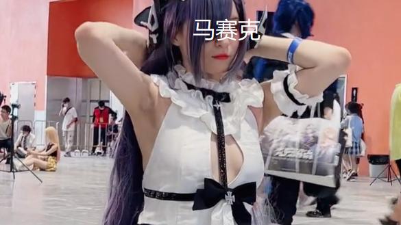 女孩跪在地上玩Cosplay，面对镜头狂摆姿势，网友：绝不让女儿玩