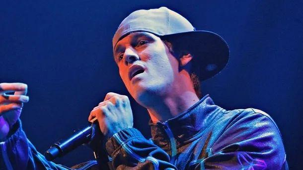 溺水|说唱歌手亚伦·卡特溺水身亡，年仅34岁