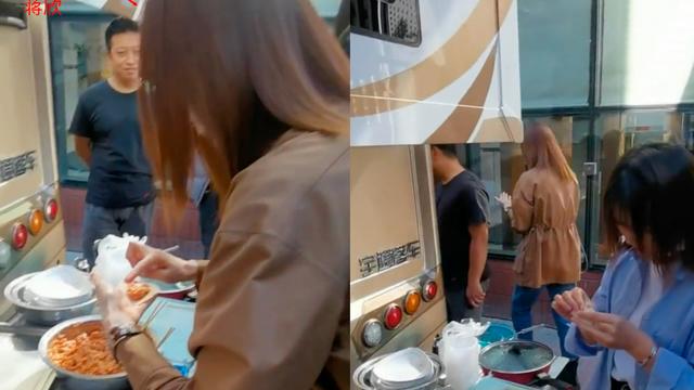 蒋欣|蒋欣与工作人员片场包饺子！动作麻利满手面粉，长相漂亮引人偷拍