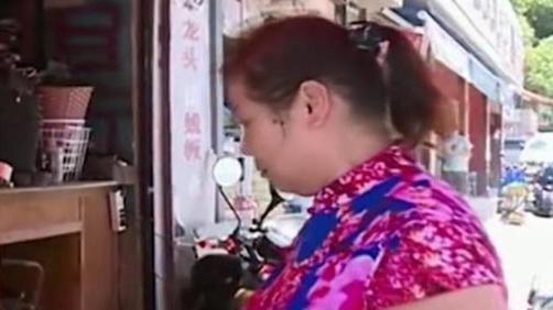 大妈自己撞到路边空调外机，却要求店家赔偿医疗费，店家：给你100行吗