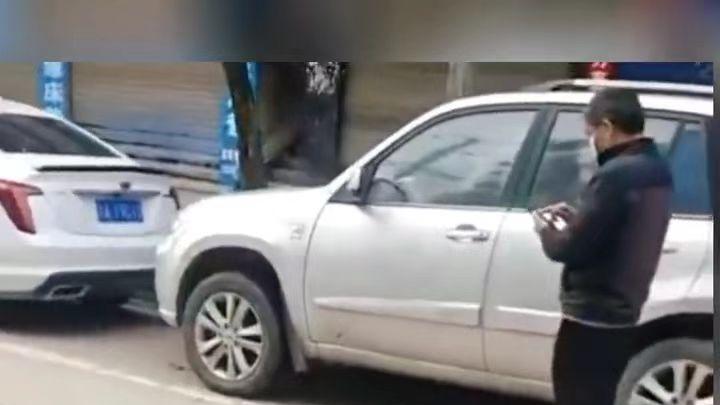 广安：萌娃独自排队做核酸，恪守一米线，网友纷纷表示太棒了