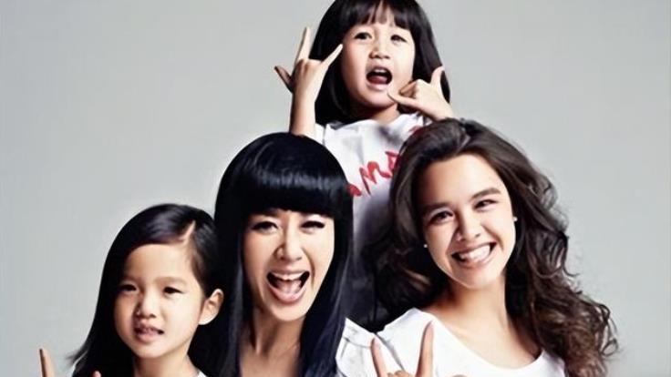 钟丽缇|钟丽缇23岁大女儿发育惊人，混血颜值不输妈妈，跟张伦硕关系亲密