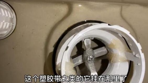 卫生间慎用“蓝泡泡”！有人一月多交10吨水费，有人差点换马桶