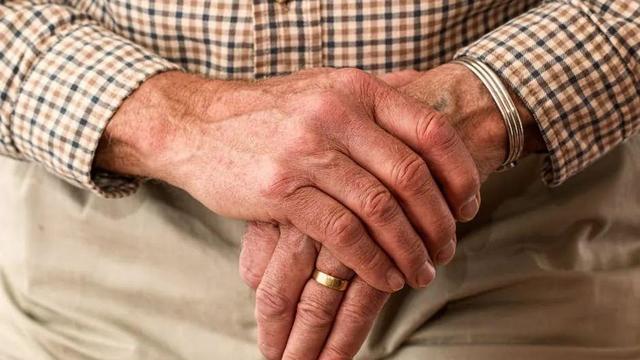 因为妈妈临终前一句话，我67岁未婚未育，成了两个妹妹的免费保姆