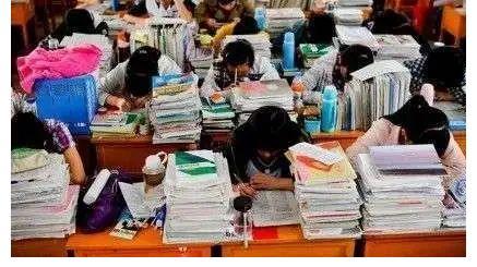 易烊千玺|从众星捧月到“人人喊打”，易烊千玺到底得罪了谁？