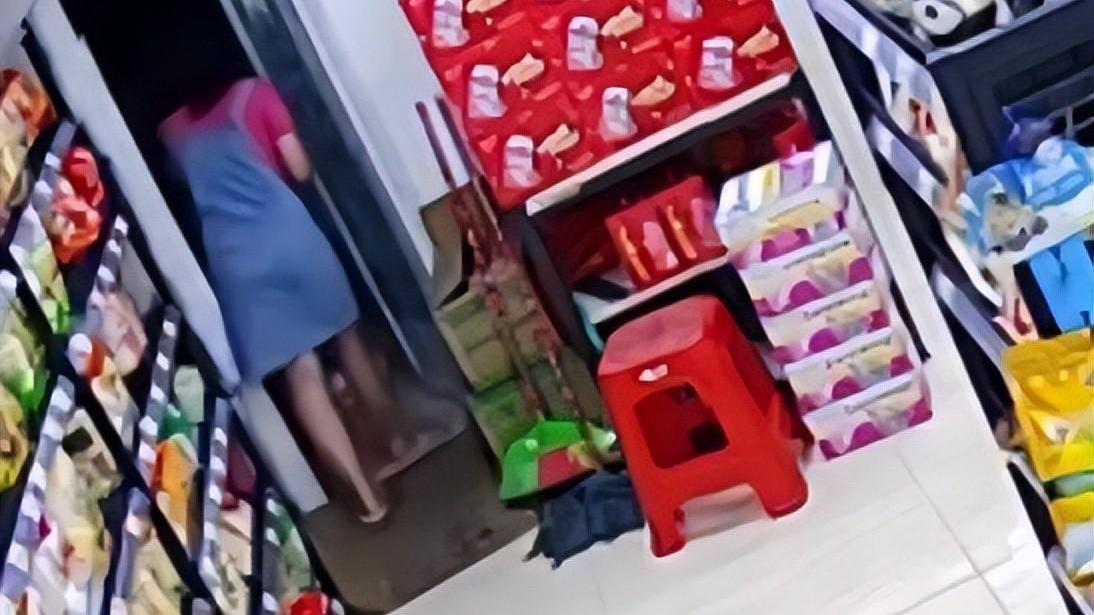 广东揭阳年轻女子偷榴莲躲厕所吃光，店家在厕所发现了榴莲盒和核