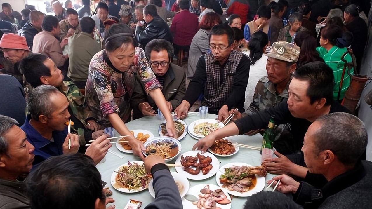 甘肃：男子办酒席无一人到场，村民：给猪过满月，半年办了6场