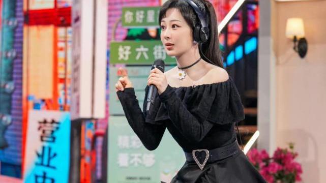 一字肩 杨紫终于迎来大突破！一字肩+高马尾飒气十足，仪态出众媲美超模