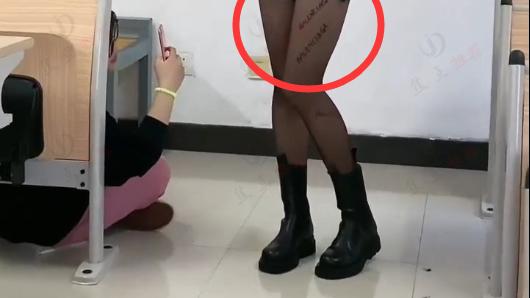 女子用记号笔在丝袜上写字母，结果腿上洗不掉，网友：美女很洋气
