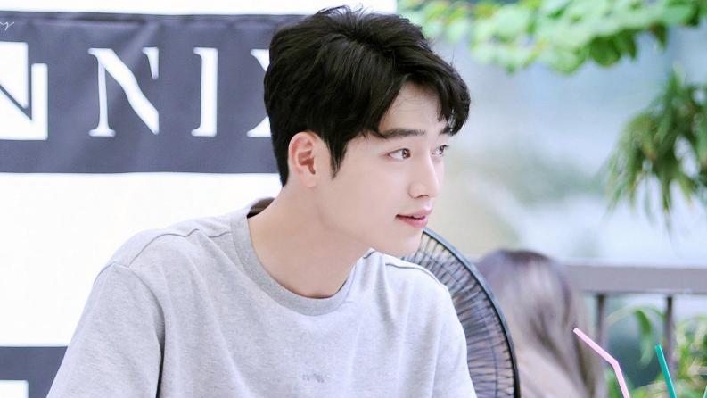 徐康俊|韩剧男神徐康俊，被称作是母胎男神，难怪雪炫都迷他！