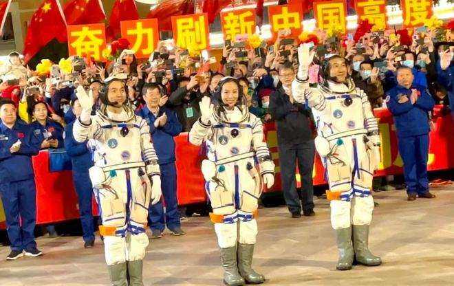 神舟十四号航天员乘组返回东风着陆场