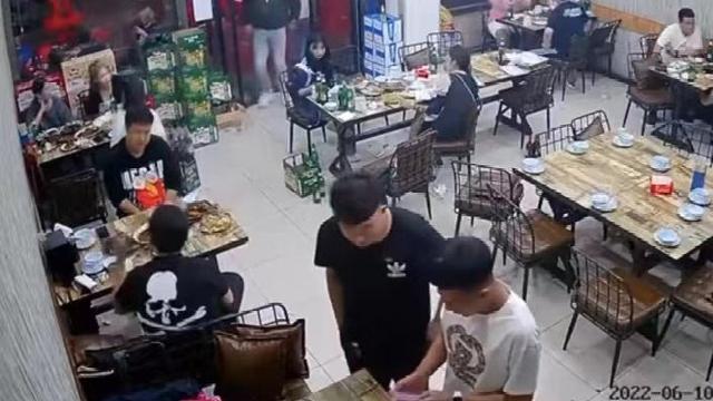 老板与打人者是亲戚？报警者：他们曾坐一桌吃饭