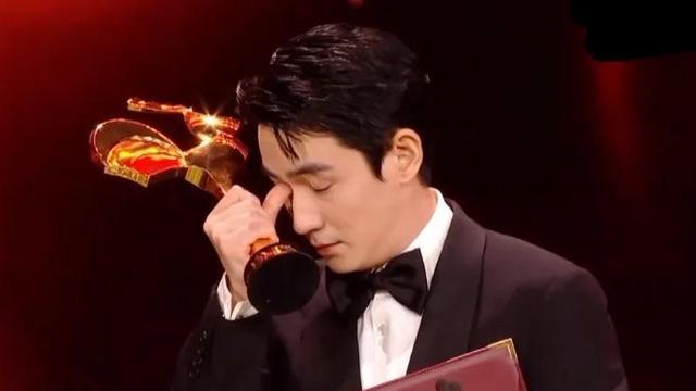 金鸡奖|金鸡奖5大名场面：刘德华宁静同框引回忆杀，成龙撅着屁股修椅子！