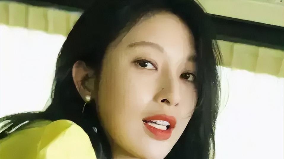 张俪|当女明星好难！张俪商业聚会被商务男搂腰，全程张手臂抗拒