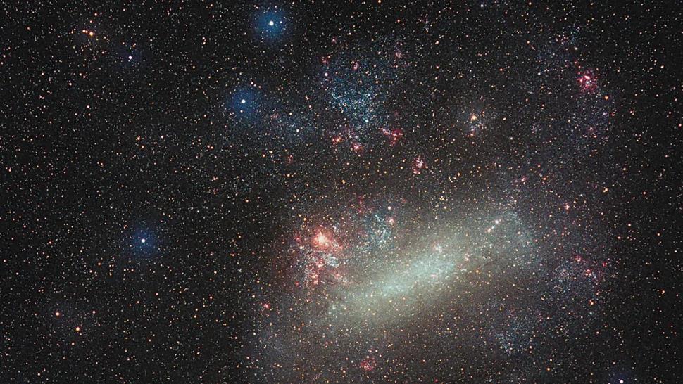NASA哈勃望远镜发现保卫着两个小星系的保护性盾牌