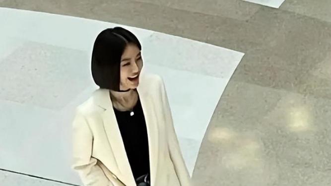 秦岚|43岁秦岚近照曝光，一刀切短发利落职场范，瘦到极致双腿似竹竿