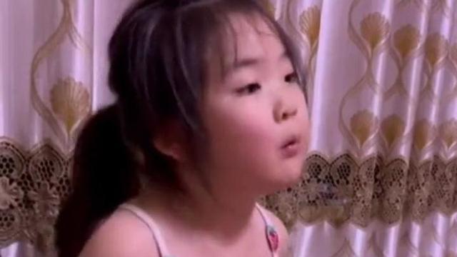 女孩被爷爷要求让着表妹，回家跟妈妈吐槽，网友：脸上表情很到位