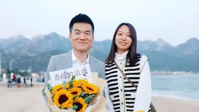 董宇辉|董宇辉与她合影亲密又登对，网友送祝福，是找到“翠花”了吗？