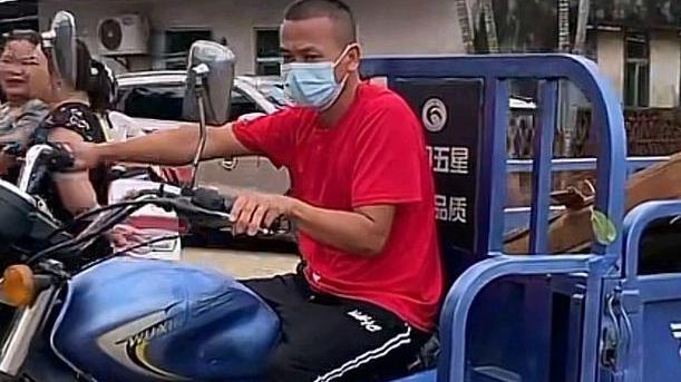 整洁华丽！全红婵老家装修完成，2棵大树气派，院内停50万豪车