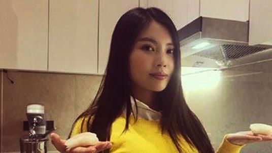 徐冬冬|徐冬冬懒理前男友求复合，分享家中包饺子旧照