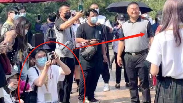 王思聪|王思聪被拍出行坐轮椅，身旁多名美女跟随，挂VIP牌插队体验游戏