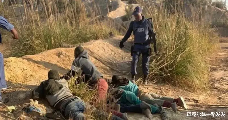 南非8名模特儿去废弃矿场拍MV，遭到17个蒙面男人闯入抢劫并性侵