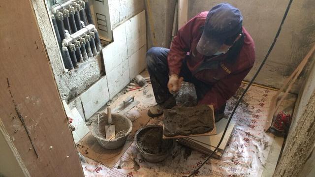 厨房和卫生间装修时，装修工人先铺墙砖再铺地砖，是在偷懒吗？