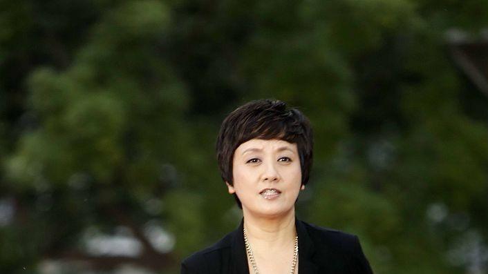 穿衣搭配 邓婕真不像60多岁的人，妆容不浓衣服也不扮嫩，但是却很美