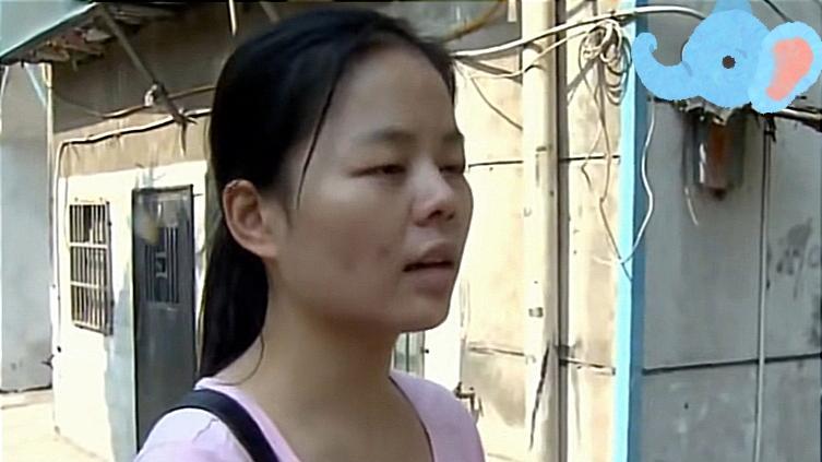 亲生母亲上门探望，被女儿四拳打出家门：她给我学费后，逼我还钱