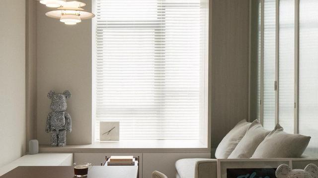 98㎡顶复式，难怪沙发不靠墙，后面柜子藏张床，当客房用挺好！