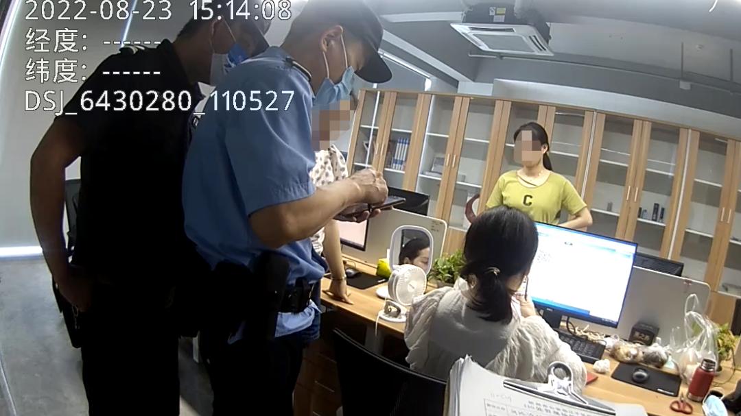 杭州女子上班躲进小会议室，举止怪异，同事立即报警……