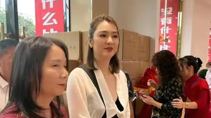 发型 洪欣怎么胖这么多！换港风发型脸太圆，穿得过分减龄反而违和