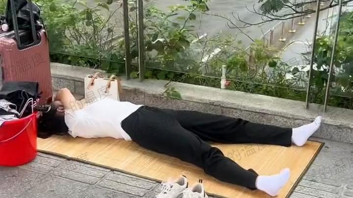 酒泉|?广东：女生找不到工作睡天桥，9块钱一个小时：饿死也不会进工厂