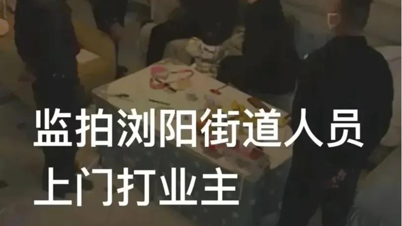 男子在业主?里群?提?反出?对?意见，遭街道办事处领导上门殴打，监控拍下全部过程