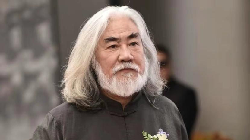 张纪中|71岁知名导演晚年学冲浪！不慎落水被拖行，四脚朝天充满活力