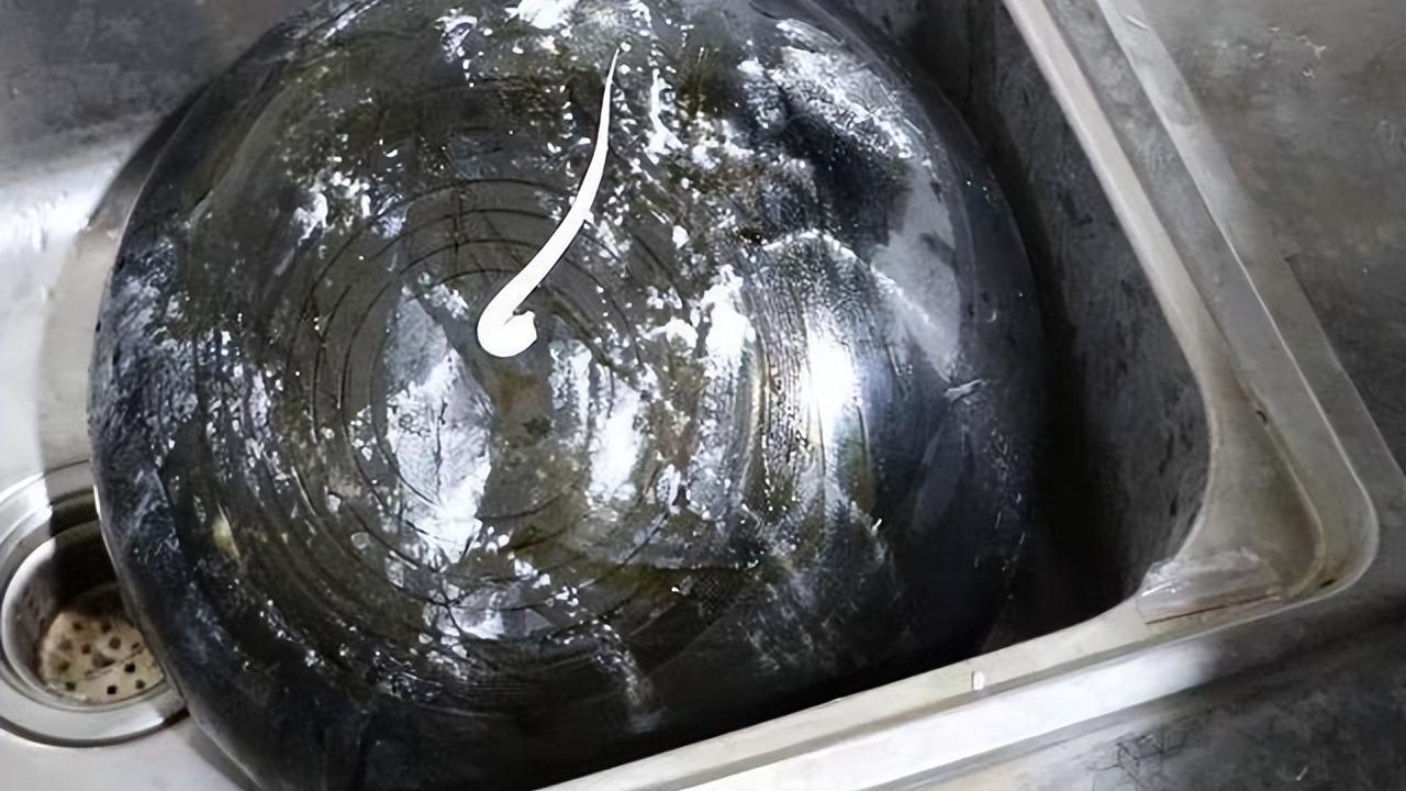 锅用久了底部发黑，别用钢丝球！教你不用一滴水，立马光亮如新