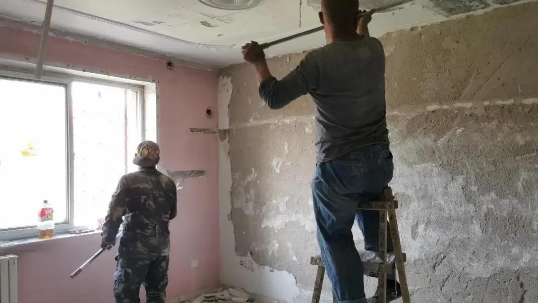 女子到新房查看装修进度，却意外撞见工人在自己厨房里解手