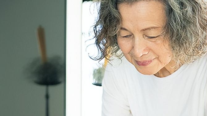 74岁“逆龄”奶奶，45年如一日的精致：看完明白什么是优雅老去