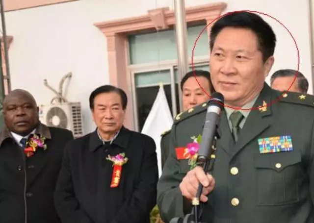 他冒充军人行骗15年，不料入戏太深，被捕时大喊：难道我不是少将