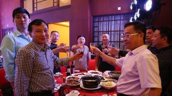 求职|请领导吃饭时，不说“您有空吗”，用“十步法”或给饭局“加分”