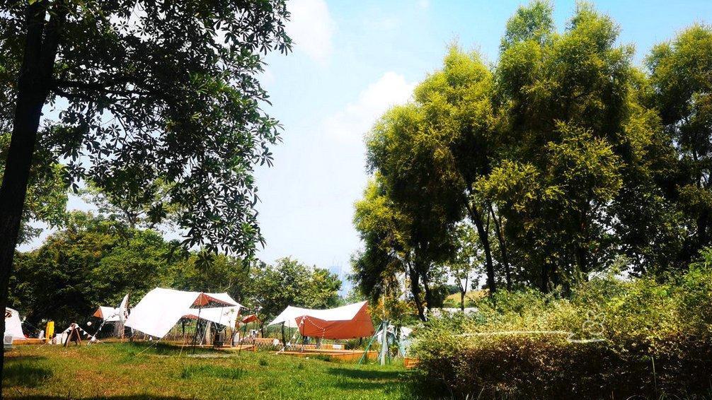 驴友|广州地铁旁的露营地，搭建在“湖畔”旁，驴友：还是最初的玩法？