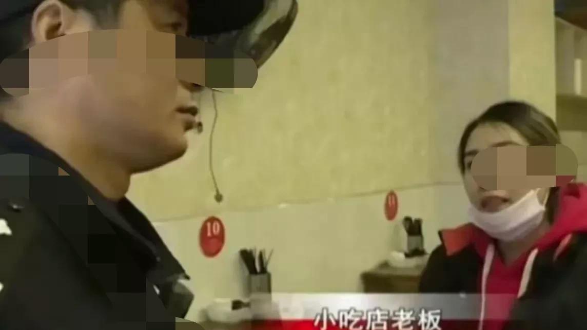 浙江，杭州。女子点了碗面要求多加笋干，老板告知另加小菜需要付钱