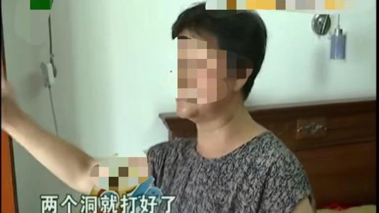 浙江杭州，一大妈家里安装空调，上门师傅打了两个孔，居然向大妈收费800元