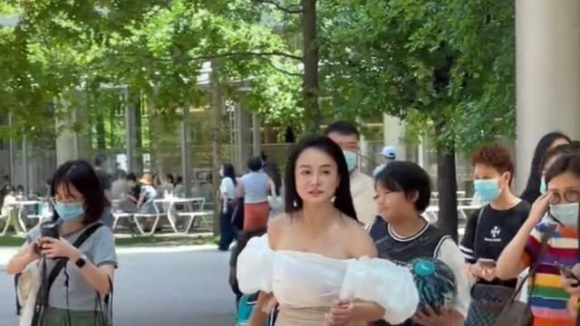 冉莹颖|冉莹颖带娃出行，穿泡泡袖抹胸惹争议，网友：孩子面前该收敛一些