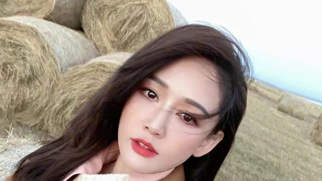 陈乔恩|43岁陈乔恩北京坐地铁出行，肚子大得撑衣服孕味足