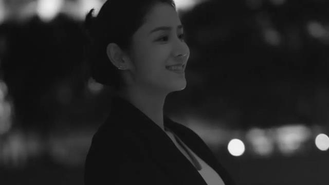 林峰|张馨月晒黑白大片，被评论模仿吴千语，林峰白色衬衫疑出镜